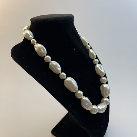 Vintage Necklace Gold Tone Acrylic Chunky Faux Pearl Beaded 16” B#6 - Picture 6 of 15